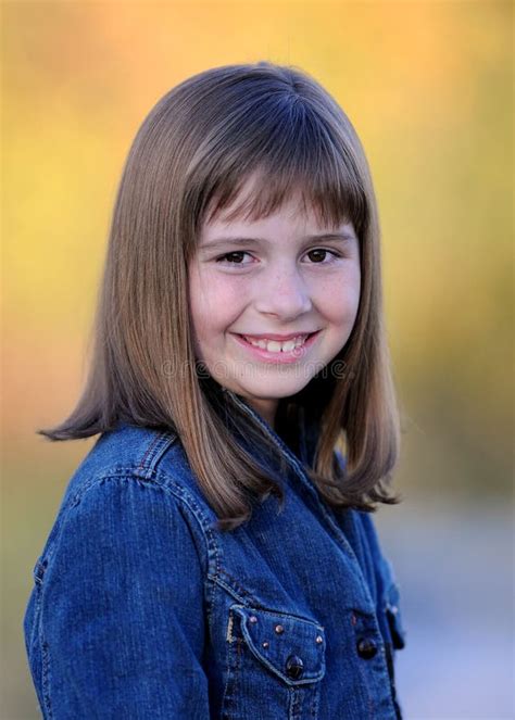 Jeune Fille De Sourire De Brunette Photo Stock Image Du Jeune