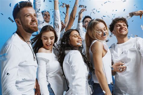 Grupo De Gente Joven Alegre Alegre Que Se Une Y Que Celebra Sobre Fondo