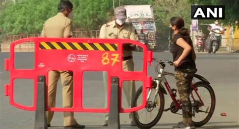 Pune Police Enforced Complete Weekend Lockdown Telangana Today