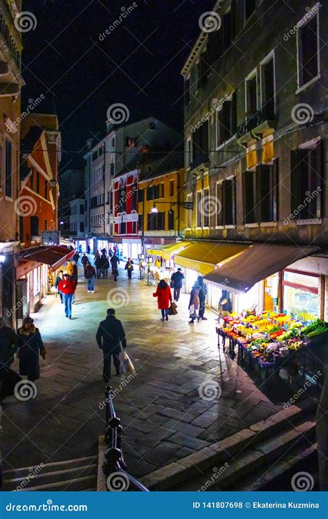 Night in Venice. Narrow Streets, Canals and Beautiful Architecture ...