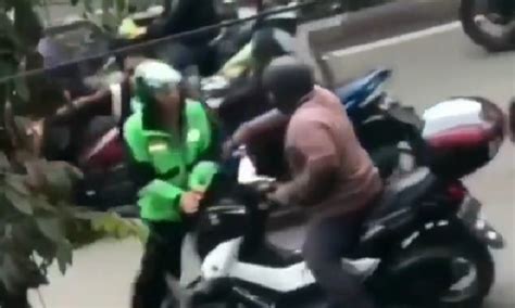 Viral Pria Berjaket Ojol Hadang Pengendara Motor Pas Buka Jaket