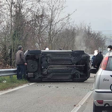 Benevento Auto Si Ribalta Lungo La Bis