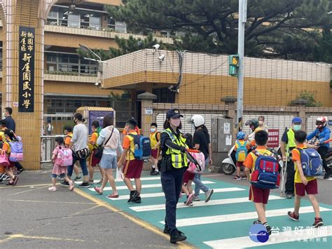 楊梅警開學日護童 確保校園周邊交通順暢