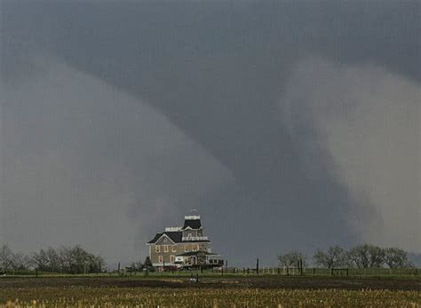 Twin Tornadoes Leave Behind a Devastated Nebraska Town - The New York Times