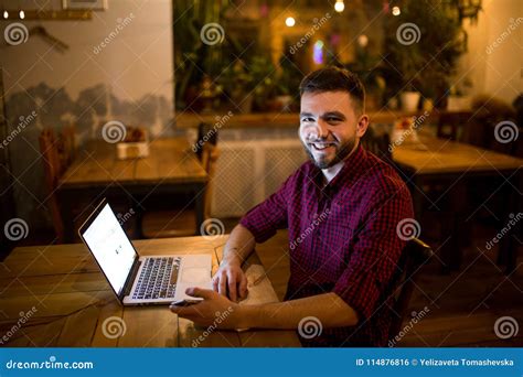 Un Giovane Uomo Caucasico Bello Con La Barba Ed Il Sorriso A Trentadue