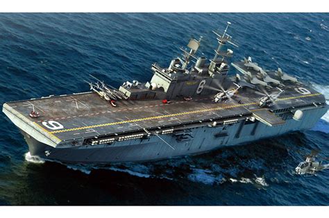 USS Bonhomme Richard LHD 6 83407 1 700 HobbyBoss