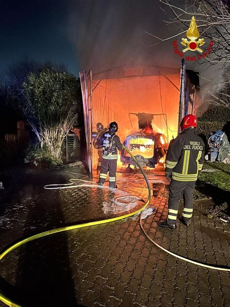 Incendio A Imola Auto Prende Fuoco Nel Box