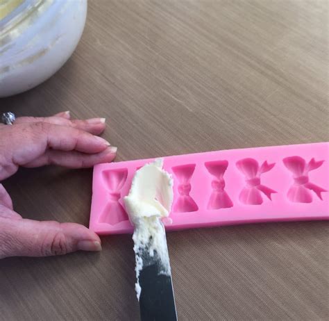 Using A Silicone Mold With Buttercream Butter Cream Cake Decorating