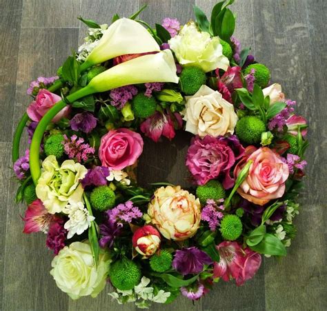 Pin By Bedouet On Arrangements Floraux Floral Wreath Floral Wreaths