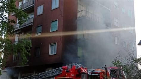 Incendio Nel Milanese Palazzina Evacuata