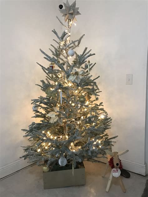 White minimalist christmas tree - accountingfeti