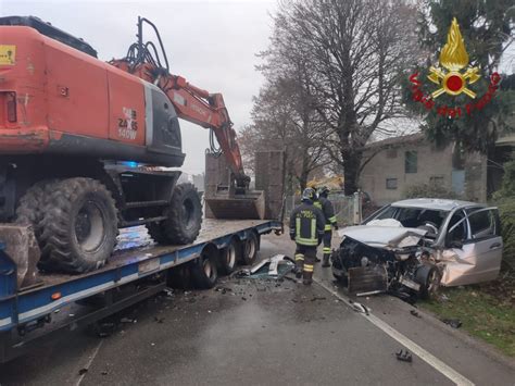 Incidente A Rubiera In Via Fontana Rimorchio Si Scontrato Contro Un