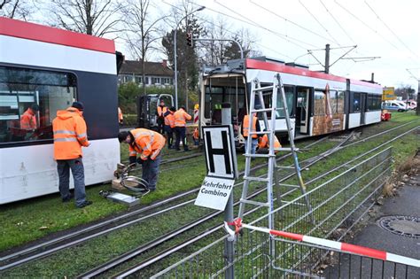 Straßenbahn bricht bei Unfall in Freiburg auseinander 13 Verletzte im