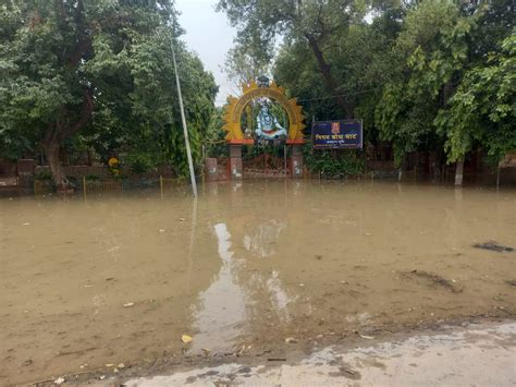 Delhi Flood दिल्ली समेत एनसीआर के भी कई इलाके जलमग्न हजारों लोग घर