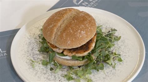 Receta del cocinero Felipe Ibarra Hamburguesa de salmón Canal