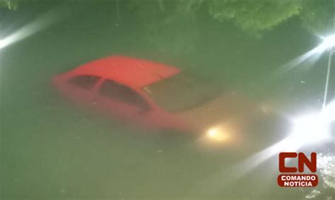 Carro Fica Submerso Ap S Motorista Perder O Controle De Dire O E Cair