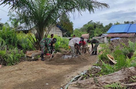 Satgas Yonif Kapuas Bersama Warga Perbaiki Jalan Setapak