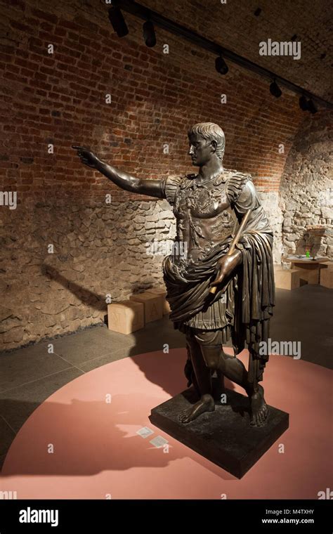 Statua Di Bronzo Di Cesare Augusto Imperatore Romano Copia Del Marmo