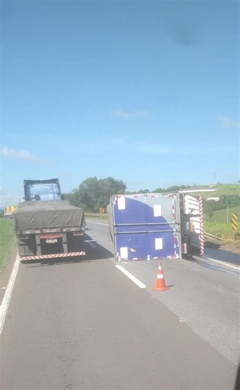 Carreta tomba e causa 6 quilômetros de congestionamento na Fernão Dias