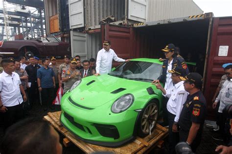 Foto Bea Cukai Gelar Kasus Penyelundupan Kendaraan Mewah Di Tanjung Priok