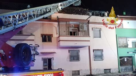 Paura Per Un Grosso Incendio Struttura Evacuata