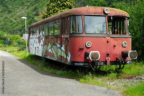 Ausrangierter Schienenbus Triebwagen Auf Dem Abstellgleis Am Bahnhof In