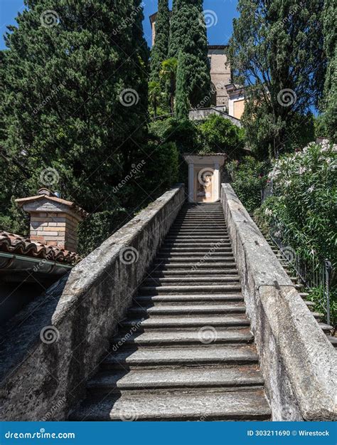 Impresionante Vista De Una Escalera En El Pueblo De Morcote Suiza a