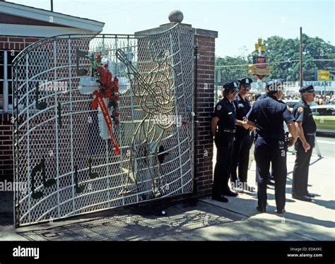 Elvis Presley Funeral Memphis Tennessee Usa 18th August 1977