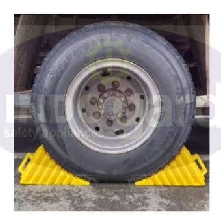 Jual Penahan Roda Karet Wheel Chock PE Kuning Ganjalan Ban Truck Mobil