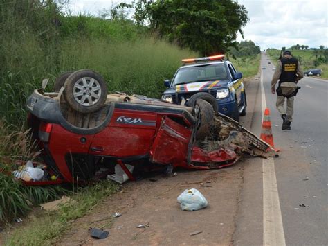 G1 Veículo capota e deixa cinco feridos na BR 364 em Ariquemes RO