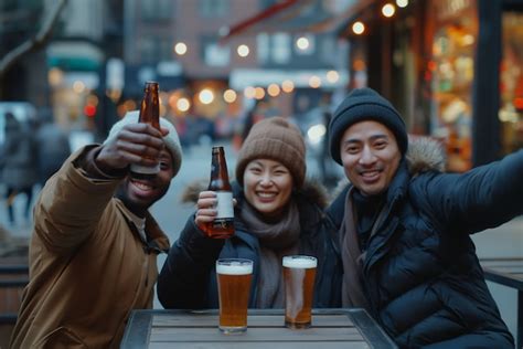 Amigos Felices Brindando Con La Cerveza Imagen Generada Con Ia