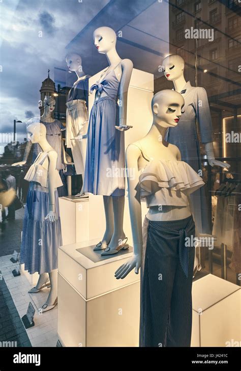 Maniquíes y reflexiones en una vitrina de una tienda en la avenida Gran