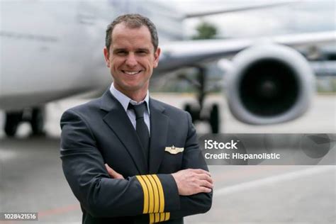 potret pilot  bahagia tersenyum foto stok  gambar