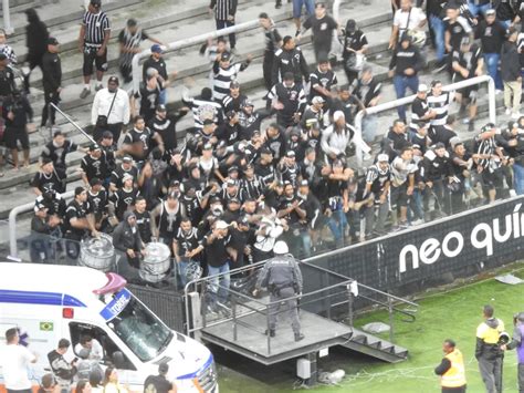 V Deo Torcida Protesta E Invade Campo Ap S Goleada Sofrida Pelo