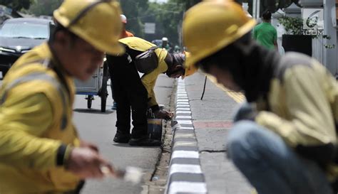 Foto Percantik Jalur Pedestrian Petugas Bina Marga Lakukkan