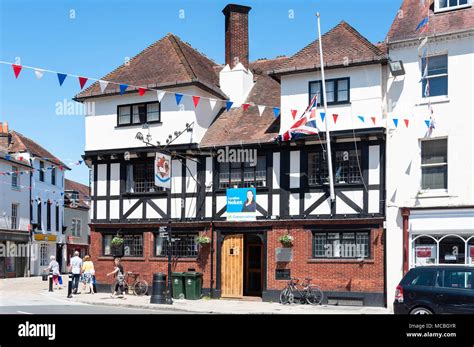 Market Square Romsey Hi Res Stock Photography And Images Alamy