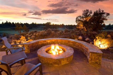 Outdoor Fire Pit or Fireplace - How to Choose for Your Backyard