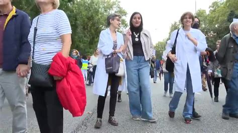 Miles De Personas Se Manifiestan En Madrid En Defensa De La Sanidad