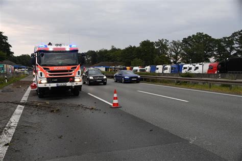 Reifen Eines Autos Geplatzt Heftiger Unfall Auf Der A