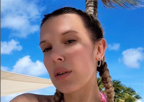 Millie Bobby Brown Posa En Bikini Blanco Junto A Novio Jake Bongiovi