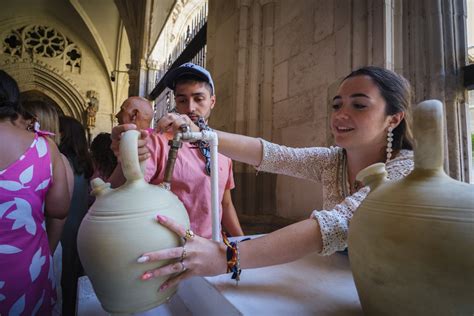 Los Toledanos Vuelven A Beber Agua De Los Botijos En La Catedral Para