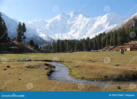 Nanga Parbat Snow Mountain No Paquist O Foto De Stock Imagem De Ganho