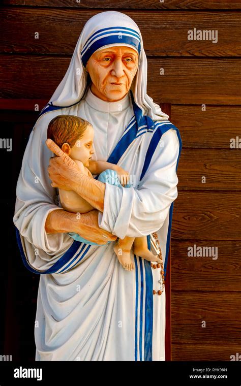 Mother Teresa And Child Hi Res Stock Photography And Images Alamy