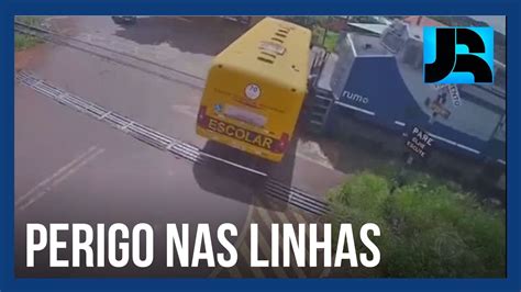 Falta de sinalização e imprudência levam perigo às linhas férreas que