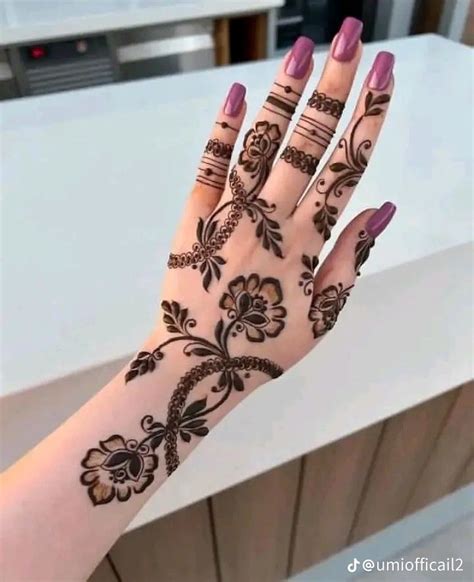 Pin di areeba khan su mehndi designs Semplici disegni mehndi Hennè