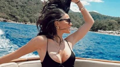 Tuvana T Rkay Beyaz Bikinisiyle Fizi Ini Sergiledi Sa Lar N Savurup