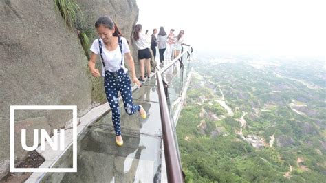 Tourists Tricked On Fake Cracking Glass Walkway In China [video] Yardhype