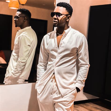 Biographers will explain B-52's rise to the top of the charts 15