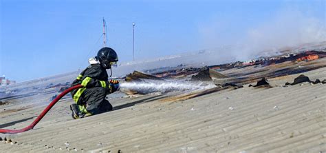 Após 12 horas de trabalho bombeiros finalizam combate a incêndio no