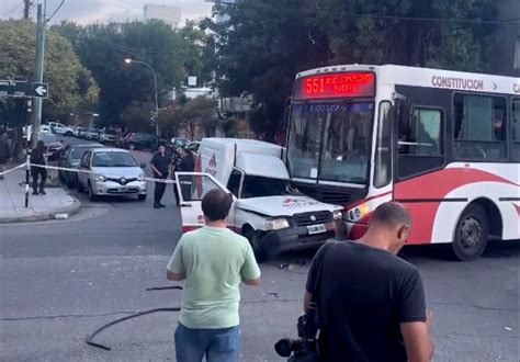 Un hombre resultó herido en un choque entre un colectivo de la 551 y